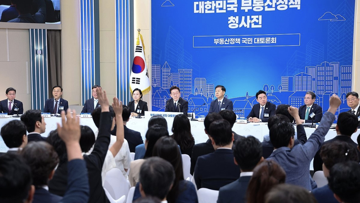 23일 이재명 대통령 주재로 서울 여의도 KBS 별관에서 열린 부동산정책 국민 대토론회에서 참석자들이 발언권을 요청하고 있다. 2026.7.23 [사진=연합뉴스]