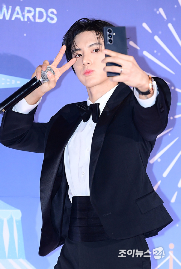 '아이돌 라디오' 더보이즈 에릭이 29일 오후 서울 마포구 MBC 사옥에서 열린 '2025 MBC 방송연예대상' 포토월 행사에 참석하고 있다. [사진=정소희 기자]