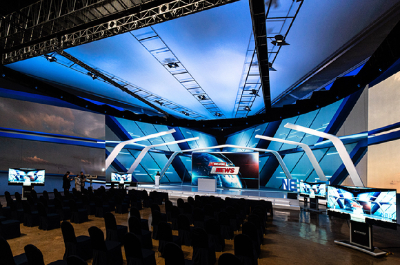 LG전자의 버추얼 프로덕션 전용 고화질 LED 솔루션으로 만든 국내 최대 규모 가상 스튜디오에서 뉴스 촬영을 위한 가상 배경을 구현하고 있다. [사진=LG전자]