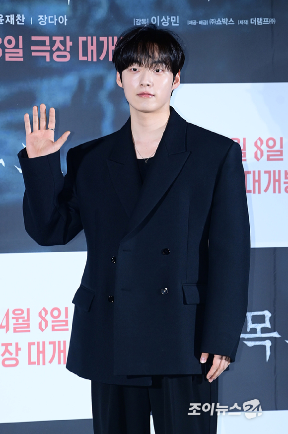 영화 '살목지'에서 열연한 배우 윤재찬이 서울 영등포구 조이뉴스24에서 진행된 인터뷰에 앞서 포즈를 취하고 있다. [사진=정소희 기자]