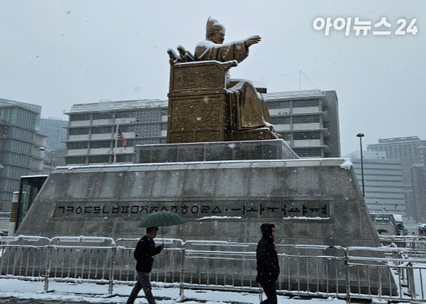 광화문 광장 세종대왕상 앞을 지나는 시민들 [사진=김다운 기자]