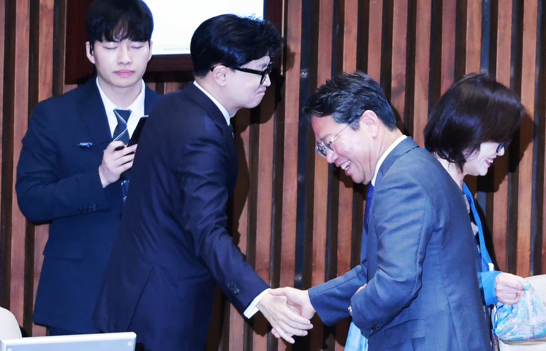법무부 장관 후보자인 더불어민주당 김승원 의원과 무소속 한동훈 의원이 지난 1일 국회에서 열린 제439회 정기국회 개회식에서 인사를 나누고 있다. 2026.9.1 [사진=연합뉴스]