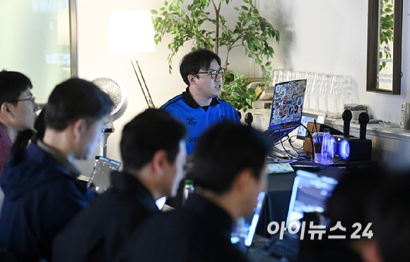 여승호 AI 아트 디렉터가 8일 서울 강남구 역삼동 라임스퀘어 강남역점에서 진행된 아이뉴스24 'AFX 마스터 클래스'에서 강의를 하고 있다. [사진=곽영래 기자]