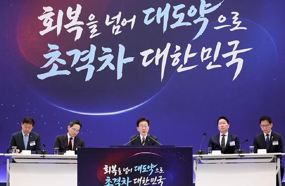 이재명 대통령이 29일 청와대에서 열린 3대 메가프로젝트 국민보고회에서 발언하고 있다.왼쪽부터 구윤철 부총리 겸 재정경제부 장관, 이재용 삼성전자 회장, 이 대통령, 최태원 SK그룹 회장, 배경훈 부총리 겸 과학기술정보통신부 장관. 2026.6.29 [청와대통신사진기자단] [사진=연합뉴스]