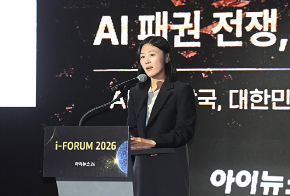 종합경제미디어 아이뉴스24의 대표 지식 컨퍼런스 '아이포럼 2026'이 22일 서울 용산구 서울드래곤시티 한라홀에서 'AI 패권 전쟁, 새로운 질서: AI 3대 강국, 대한민국의 현재와 미래'를 주제로 열린 가운데 좌장을 맡은 박수한 광운대학교 로봇학부 교수가 진하영 리얼월드(RLWRLD) 사업개발 이사, 이시행 LG AI연구원, 황정훈 한국전자기술연구원 지능로보틱스연구센터 센터장과 토론을 하고 있다. [사진=곽영래 기자]