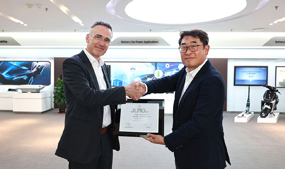 (오른쪽부터) 박정호 삼성SDI 중국 톈진법인장이 지난 23일 닉 웰스 JLR 중국·아시아태평양 지역 구매 총괄책임자로부터 'JLRQ 인증서'를 받고 있다. [사진=삼성SDI]