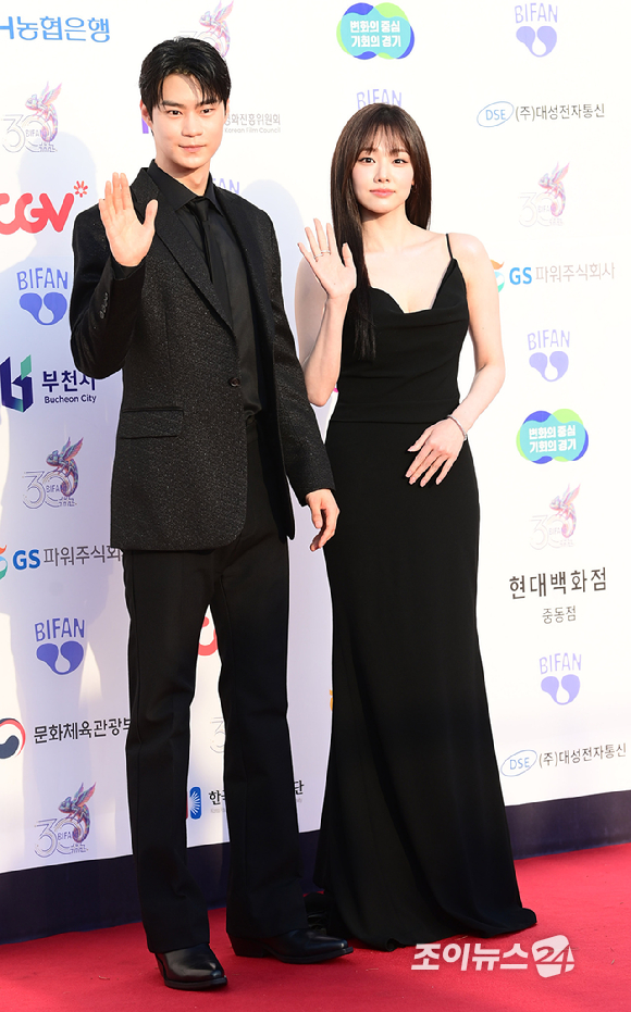 배우 강미나가 2일 경기도 부천시 원미구 부천시청 잔디광장에서 진행된 제30회 부천국제판타스틱영화제(BIFAN) 레드카펫 행사에 참석하고 있다. [사진=정소희 기자]