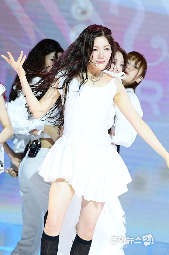 그룹 앳하트 서현이 13일 오후 서울 한남동 블루스퀘어에서 열린 앳하트(AtHeart) 첫 번째 EP '플롯 트위스트'(Plot Twist) 미디어 쇼케이스에서 멋진 무대를 선보이고 있다. [사진=정소희 기자]