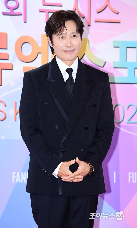 배우 이병헌이 28일 오후 서울 중구 소공동 롯데호텔에서 열린 '제8회 뉴 시스 한류엑스포' 시상식 포토월 행사에 참석하고 있다. [사진=정소희 기자]