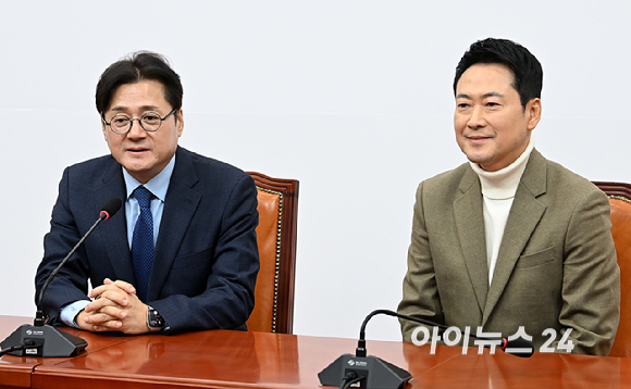 장동혁 국민의힘 대표가 5일 서울 여의도 국회에서 홍익표 청와대 정무수석을 접견해 인사를 하고 있다. [사진=곽영래 기자]