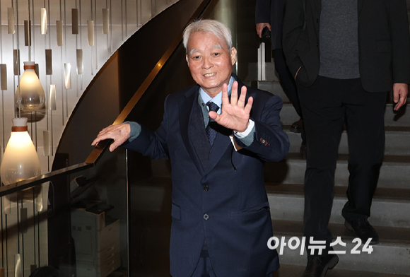 강성두 영풍사장이 24일 오전 서울 중구 코리아나호텔에서 열린 제52기 고려아연 정기 주주총회에서 관계자와 이동하고 있다. [사진=곽영래 기자]