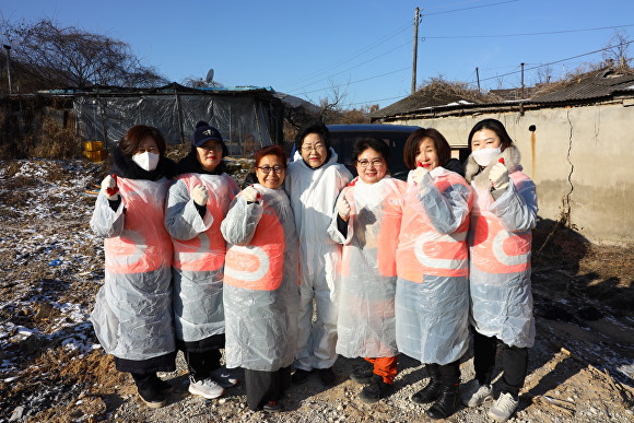 지난 23일 김경희 시장이 연탄 배달 봉사를 마치고 기념 촬영을 하고 있다. [사진=이천시]