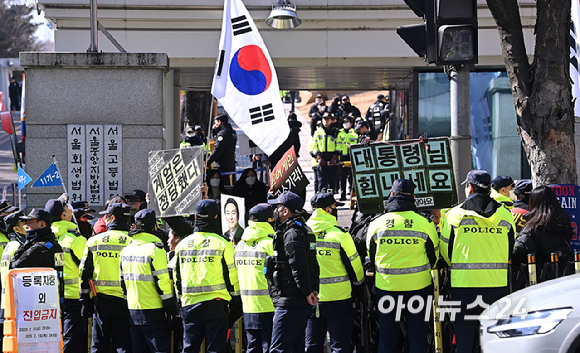 내란 우두머리 혐의로 기소된 윤석열 전 대통령의 1심 선고가 열리는 19일 서울중앙지법 일대에서 무죄 촉구 집회가 열리고 있다. [사진=곽영래 기자]