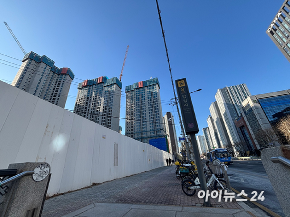 1월 22일 서울 성동구 용답동 답십리역(5호선) 1번 출구에서 나오자마자 펜스 넘어로 '성동리버뷰자이' 신축 공사 현장이 보이고 있다. [사진=김민지 기자]