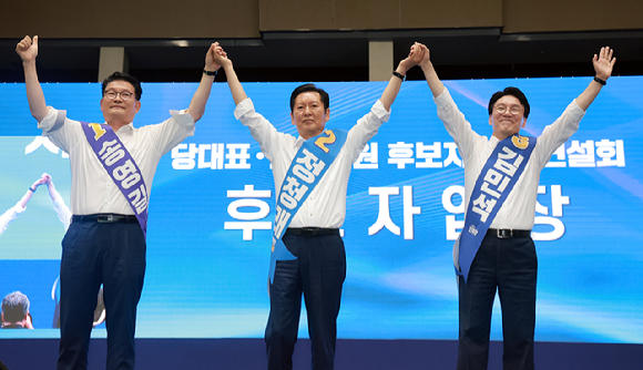 더불어민주당 김민석 당 대표 후보가 15일 전남광주 나주시 나주종합스포츠파크 다목적체육관에서 열린 민주당 대표&middot;최고위원 전남광주 합동연설회에 참석해 정견 발표에 앞서 인사하고 있다. 2026.8.15 [사진=연합뉴스]