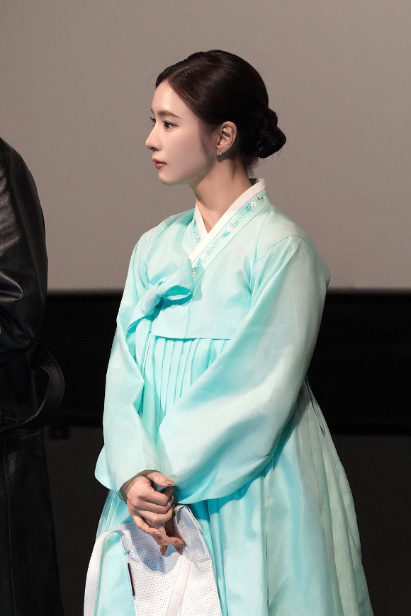 배우 신세경이 영화 '휴민트' 무대인사에서 관객들을 만나고 있다. [사진=더프레젠트컴퍼니]