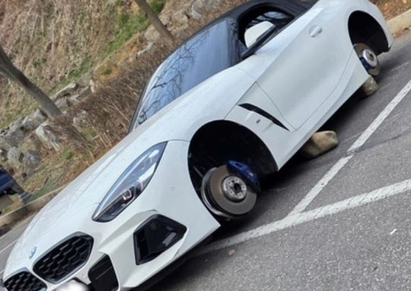 인천 일대 주차장을 돌면서 차량의 바퀴를 훔친 20대 남성 일당이 경찰에 붙잡혔다. 사진은 피해 차량. [사진=온라인 커뮤니티 캡처]