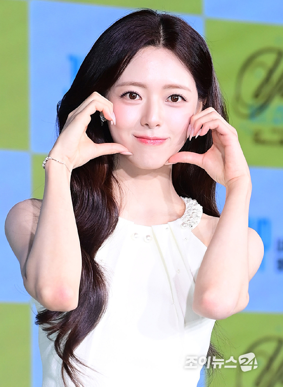 그룹 있지(ITZY) 유나가 23일 오후 서울 광진구 풀만 앰버서더 서울 이스트폴에서 열린 솔로 데뷔 앨범 '아이스크림' 발매 기념 쇼케이스에서 포즈를 취하고 있다. [사진=정소희 기자]