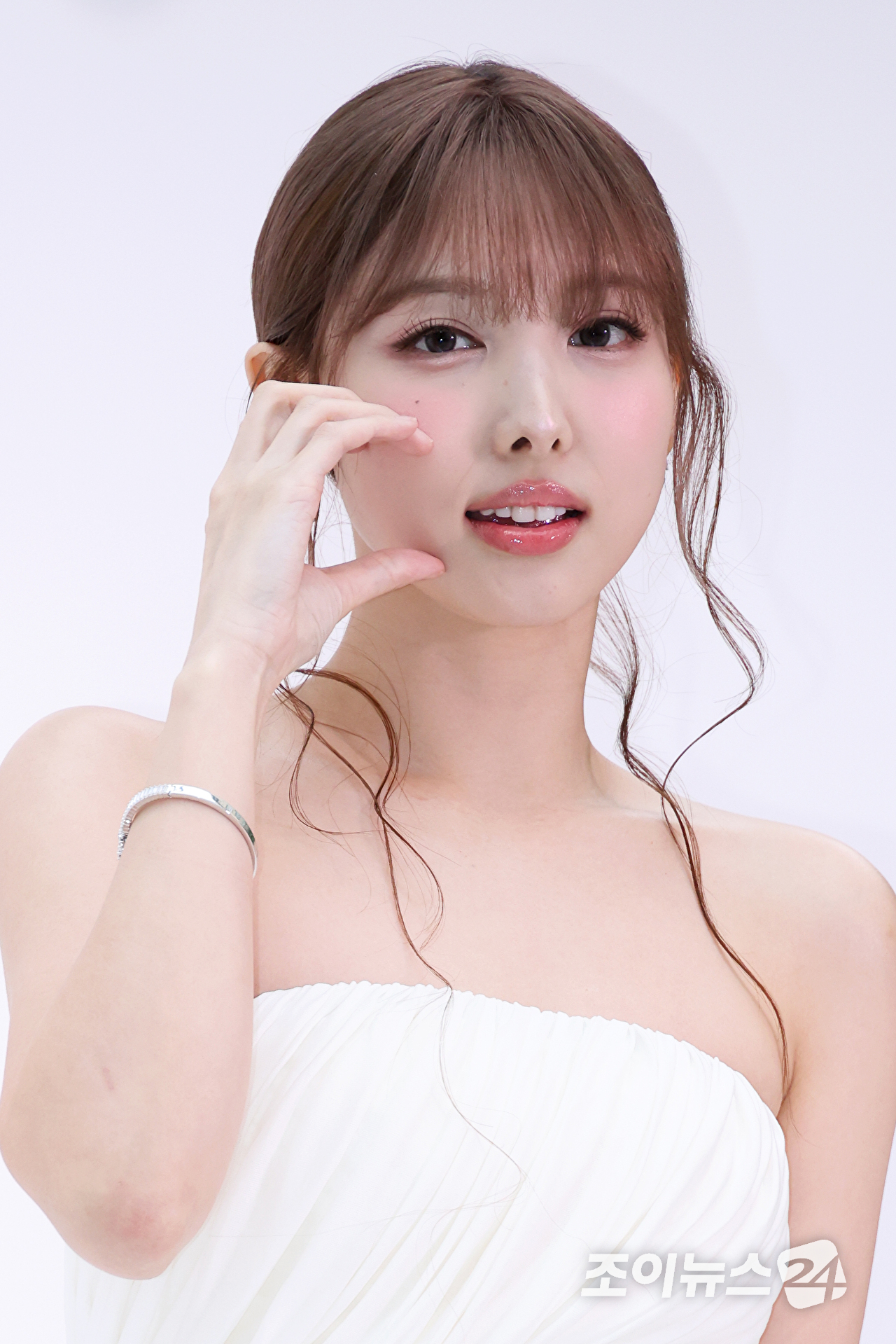그룹 트와이스 나연이 10일 오후 서울 성동구 성수동에서 진행된 프래그런스 브랜드 바이레도 NEW 오 드 퍼퓸 '퓨쳐 메모리즈' 출시 기념 팝업 오픈 행사에 참석해 포즈를 취하고 있다. [사진=문수지 기자]