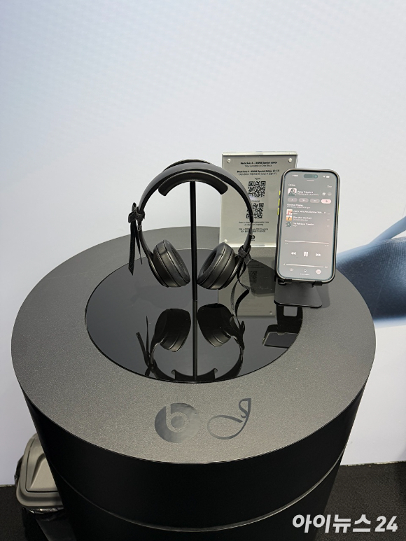 비츠 '솔로 4 &ndash; 제니 스페셜 에디션 인 오닉스 블랙' 제품. [사진=황세웅 기자]