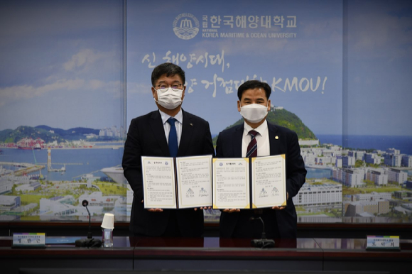 (좌측부터) 정한근 KCA 원장, 도덕희 한국해양대학 총장 [사진=KCA]