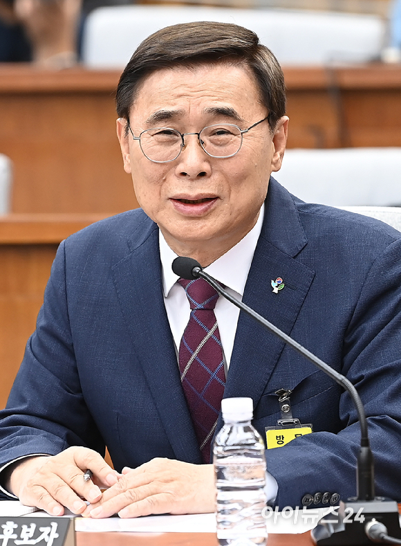 이종석 국가정보원장 후보자가 19일 오전 서울 여의도 국회에서 열린 인사청문회에서 질의에 답변하고 있다. [사진=곽영래 기자]