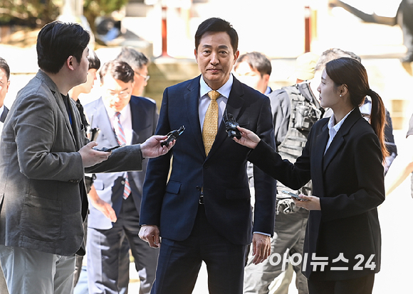 '명태균 여론조사비 대납 의혹'으로 기소된 오세훈 서울시장이 2일 서초구 서울고등법원에서 열린 정치자금법 위반 혐의 항소심 결심공판에 출석하고 있다. [사진=곽영래 기자]