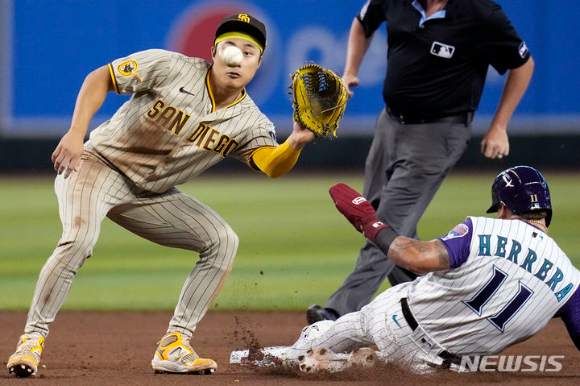 MLB 샌디에이고에서 뛰고 있는 김하성(왼쪽)이 14일(한국시간) 열린 애리조나와 원정 경기 도중 2루 도루를 시도한 주자를 잡아내고 있다. [사진=뉴시스]