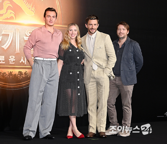 할리우드 배우 루퍼트 프렌드, 스칼렛 요한슨, 조나단 베일리, 가렛 에드워즈 감독이 1일 오후 서울 종로구 포시즌스 호텔 서울에서 열린 영화 '쥬라기 월드: 새로운 시작' 내한 기자간담회에서 포토타임을 갖고 있다. [사진=곽영래 기자]