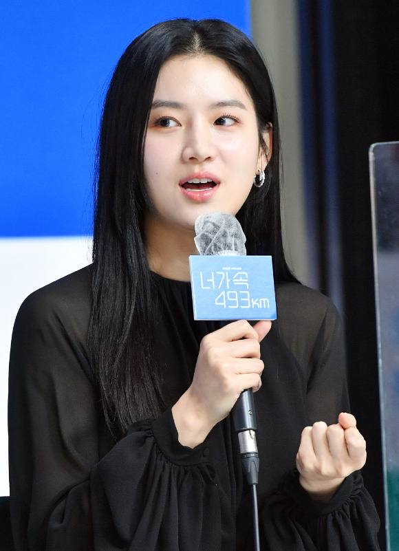 배우 박주현이 20일 온라인으로 진행된 KBS 2TV 새 수목드라마 '너에게 가는 속도 493km' 제작발표회에 참석해 소감을 말하고 있다. [사진=KBS]