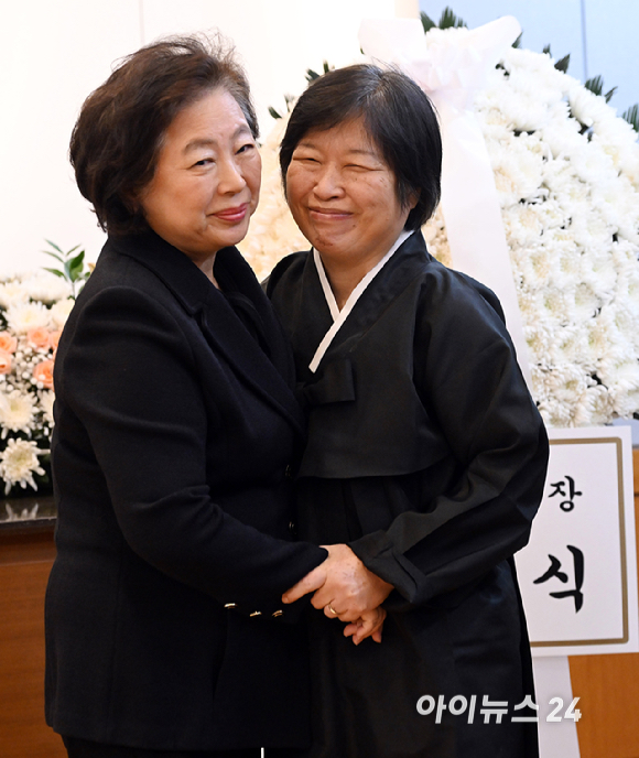 현정은 현대그룹 회장이 28일 오전 서울 종로구 서울대학교병원 장례식장에 마련된 故 이해찬 전 국무총리의 빈소에서 조문을 하고 이해찬 전 총리 부인인 김정옥 여사를 위로하고 있다. [사진=사진공동취재단]