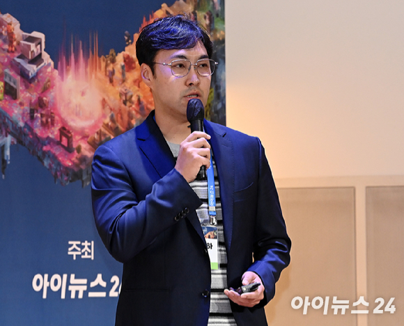 종합경제미디어 아이뉴스24가 주최하는 국내 게임과 콘텐츠 전반의 대세로 자리매김한 키워드인 '서브컬쳐'를 조망하는 ICT포럼 '비주류의 주류화: 서브컬쳐의 성공 노하우는' 이 21일 오후 서울 페럼타워에서 열렸다. 송문하 위메이드커넥트 사업 이사가 강연을 하고 있다. [사진=곽영래 기자]