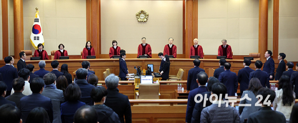 윤석열 대통령이 23일 서울 종로구 헌법재판소에서 열린 탄핵심판 4차 변론에 출석하고 있다. [사진=사진공동취재단]