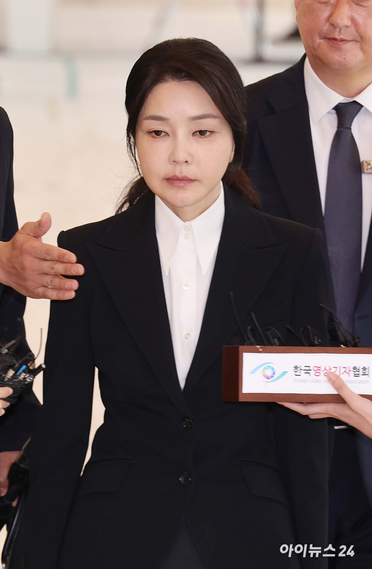 윤석열 전 대통령 부인 김건희 여사가 지난 8월 6일 서울 종로구 민중기 김건희 특별검사팀 사무실에 자본시장법 위반 등 혐의 피의자 신분으로 출석하고 있다. [사진=사진공동취재단]