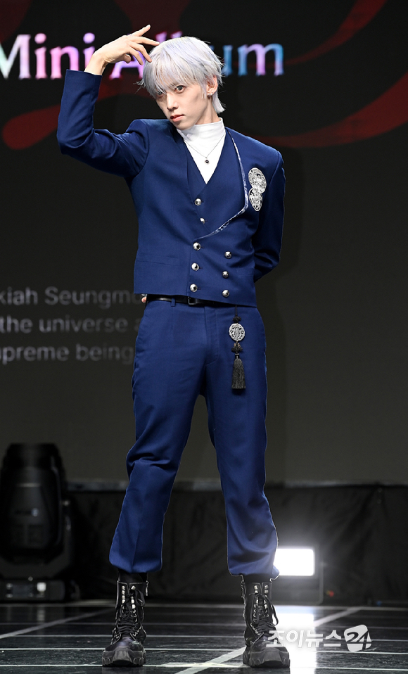 그룹 앰퍼샌드원(AMPERS&ONE) 나캠든이 8일 서울 용산구 노들섬 라이브하우스에서 열린 미니 4집 '데피니션'(DEFINITION) 발매 기념 쇼케이스에서 포토타임을 갖고 있다. [사진=곽영래 기자]