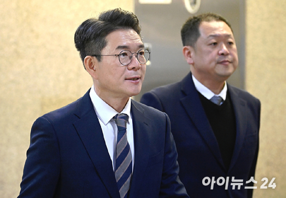 정원오 성동구청장이 18일 서울 여의도 국회에서 정청래 더불어민주당 대표와 비공개 면담을 위해 당대표실로 이동하고 있다. [사진=곽영래 기자]