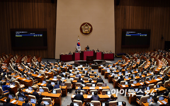 1일 오후 서울 여의도 국회에서 열린 본회의에서 대법관(노경필), 대법관(박영재) 임명동의안이 통과되고 있다. [사진=곽영래 기자]