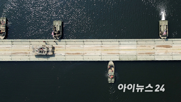 20일 경기 연천군 임진강 일대 석은소 훈련장에서 열린 한미 연합 제병협동 도하훈련에서 한국형 자주도하장비 수룡이 투입되고 있다. 2025년 전반기 한미 연합연습의 일환으로 실시된 이번 훈련에는 국군 5·7공병여단과 미2사단, 한미연합사단 등 총 600여 명의 장병이 참가했다. [사진=사진공동취재단]