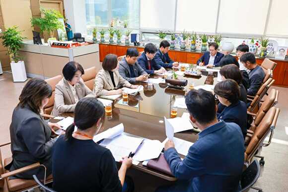 지난 23일 허경행 의장이 의장실에서 특별대책지역 수질보전정책협의회와의 간담회를 하고 있다. [사진=광주시의회]