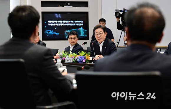 이재명 더불어민주당 대선 후보가 28일 오후 경기도 이천시 SK하이닉스 이천캠퍼스에서 열린 'K-반도체' AI메모리반도체 기업 간담회에 참석해 모두발언을 하고 있다. [사진=국회사진취재단]