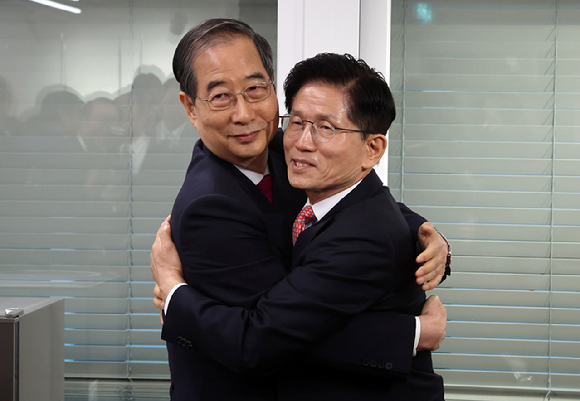 한덕수 전 국무총리와 김문수 국민의힘 대선 후보가 11일 서울 여의도 국민의힘 대선후보 사무실에서 회동을 마친 뒤, 포옹하고 있다. [사진=연합뉴스]