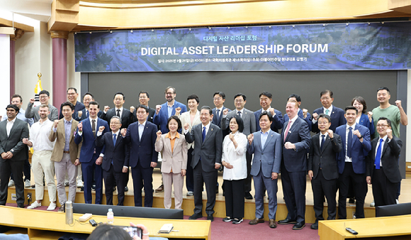 더불어민주당 김병기 원내대표가 26일 서울 여의도 국회에서 열린 디지털 자산 리더십포럼에서 참석자들과 기념촬영 하고 있다. [사진=연합뉴스]