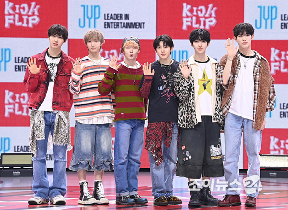 [종합] &quot;음방 1위 하면 꽃다발 들고&quot;⋯킥플립, 첫사랑 품은 청춘들