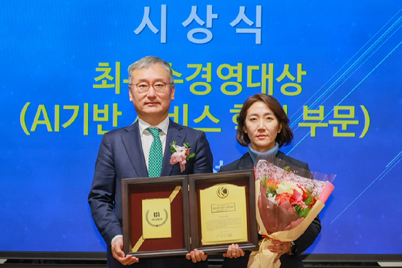 지난 22일 열린 '제13회 경영학자 선정 대한민국 최우수경영대상' 시상식에서 하나투어 송미선 대표이사(오른쪽)이 한국경영학회 양희동 회장과 기념촬영을 하고 있다. [사진=하나투어]