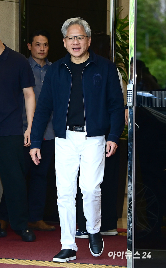 젠슨 황 엔비디아 최고경영자(CEO)가 5일 오후 전세기를 통해 서울김포비즈니스항공센터로 입국하고 있다. [사진=정소희 기자]