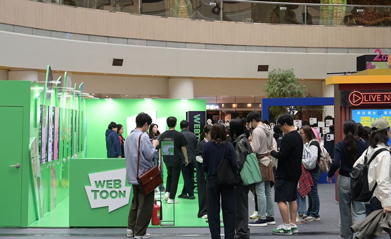 지난 19일부터 22일까지 서울 송파구 잠실 롯데월드몰에서 열린 제2회 월드웹툰페스티벌(WWF)에 마련된 네이버웹툰의 숏애니 UGC(이용자 제작 콘텐츠) 서비스 '컷츠' 체험 부스에서 방문객들이 둘러보고 있다. [사진=네이버웹툰]