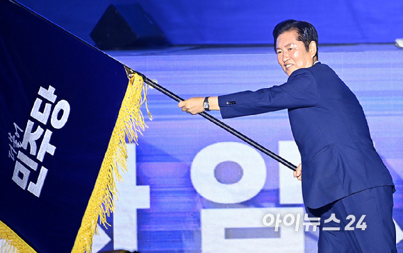 정청래 더불어민주당 신임 대표가 2일 경기 고양시 킨텍스에서 열린 제2차 임시전국당원대회에서 당기를 흔들고 있다. [사진=곽영래 기자]