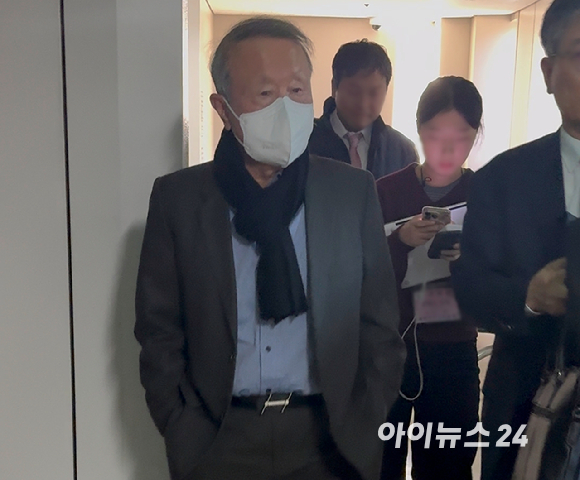 29일 특정경제범죄 가중처벌법상 횡령&middot;배임, 배임수재 등 혐의로 기소된 홍원식 전 남양유업 회장이 서울중앙지법에 들어서고 있다. [사진=아이뉴스24]