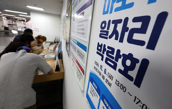구직 활동 중인 취업준비생(취준생)은 월평균 58만원을 취업 준비에 사용하고 있는 것으로 나타났다. 본 기사와 무관한 이미지. [사진=픽사베이@JESHOOTS-com]