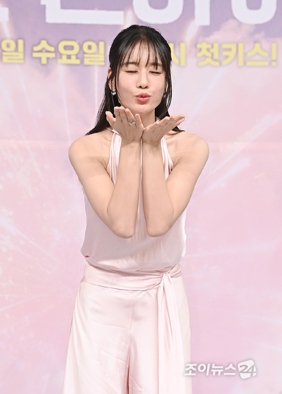 배우 안은진이 5일 오후 서울 목동 SBS에서 열린 '키스는 괜히 해서!' 제작발표회에서 포토타임을 갖고 있다. [사진=곽영래 기자]